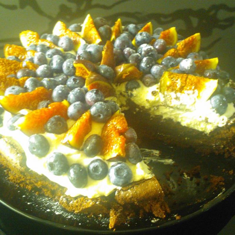 Ciasto czekoladowe z kremem mascarpone i owocami